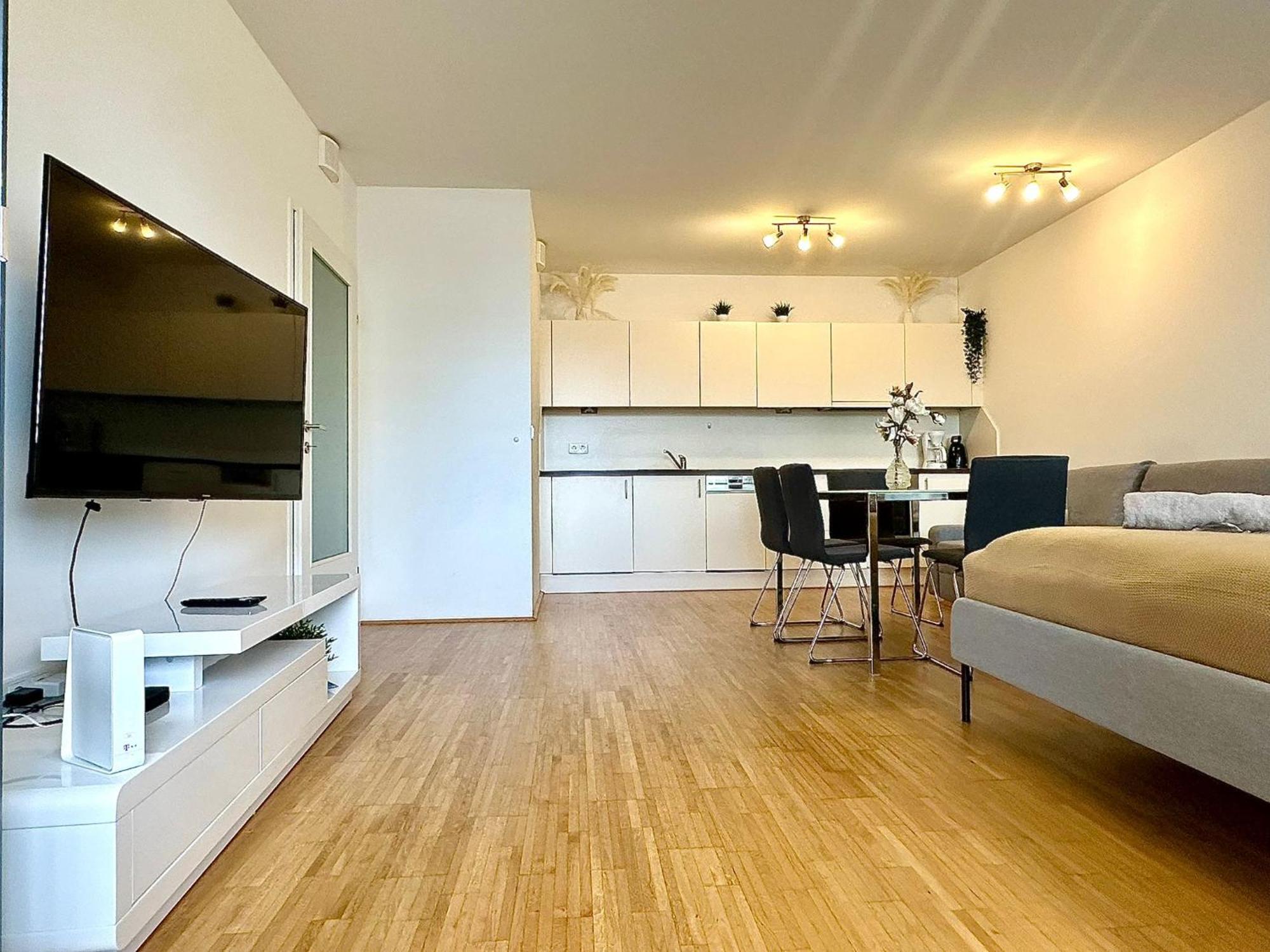 High Rise, Netflix, 2 Min To Main Station Apartment Wien Ngoại thất bức ảnh